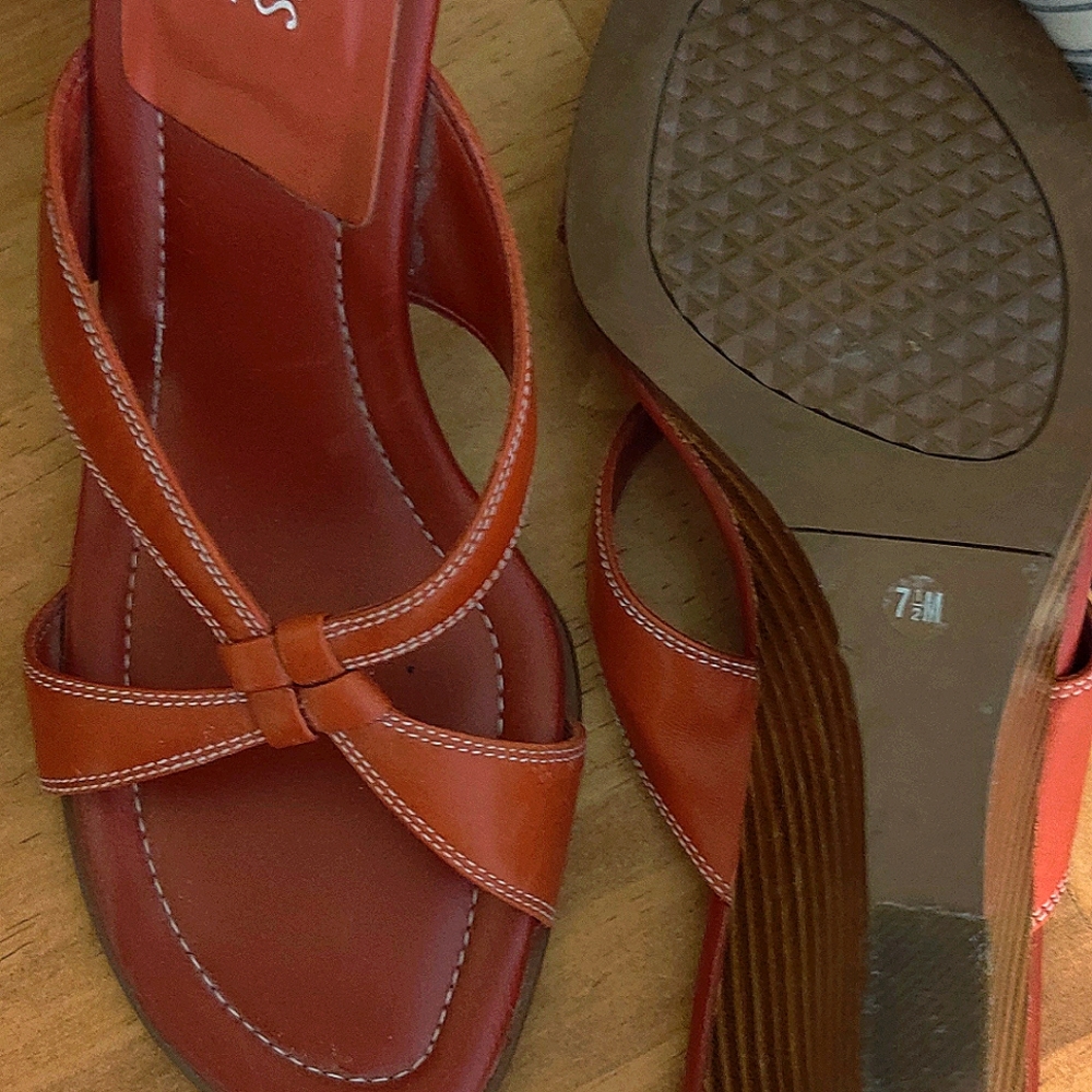 Aerosoles, 2.5 inch red wedge, size 7.5